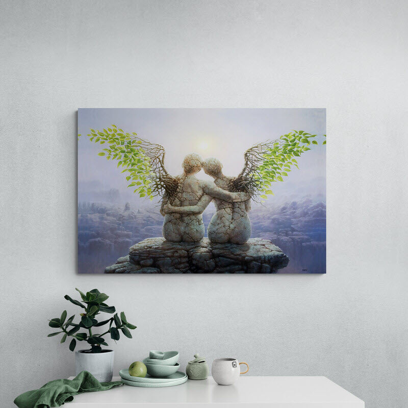 Cuadro decorativo de ángeles sentados con alas de ramas y raíces, admirando el atardecer