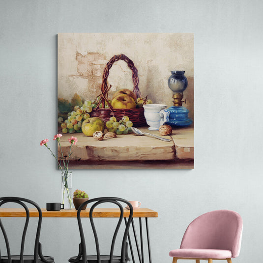 Pintura de bodegón con canasta de frutas y objetos de cerámica