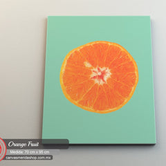 Rodaja de naranja fresca y jugosa sobre fondo turquesa claro en arte hiperrealista