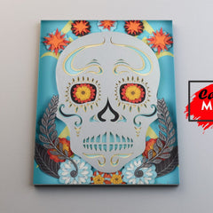 Cráneo decorativo con motivos de papel cortado en estilo del Día de Muertos con colores vivos y diseños simétricos