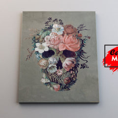 Cráneo adornado con flores pintadas en estilo vanitas con colores suaves sobre fondo neutro