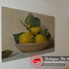 Pintura al óleo de limones frescos en un tazón sobre fondo neutro.