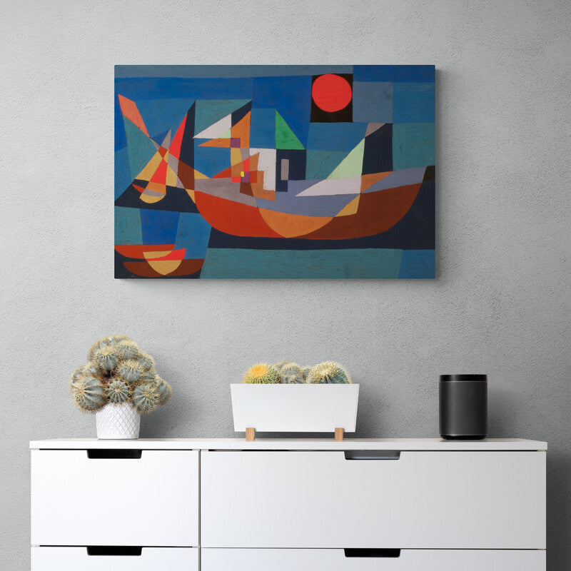 Pintura abstracta con barcos estilizados y paleta de azules y naranjas