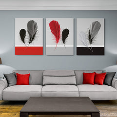 Tríptico minimalista de plumas con destacado acento rojo en diseño monocromático