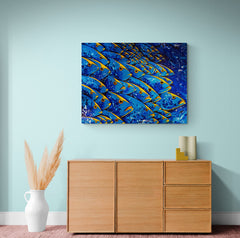 Cardumen de peces azules en pintura abstracta vívida.