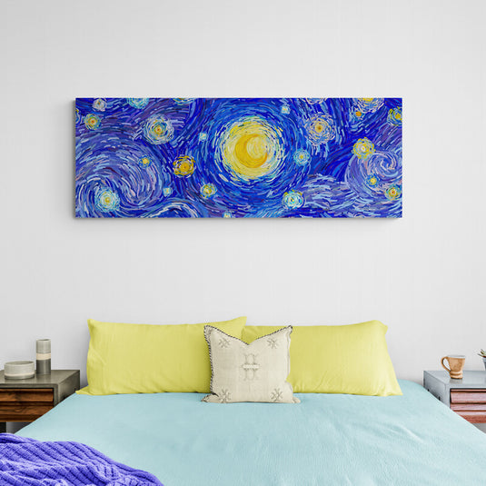 Pintura abstracta de cielo estrellado en tonos azul y amarillo sobre una cama en dormitorio.