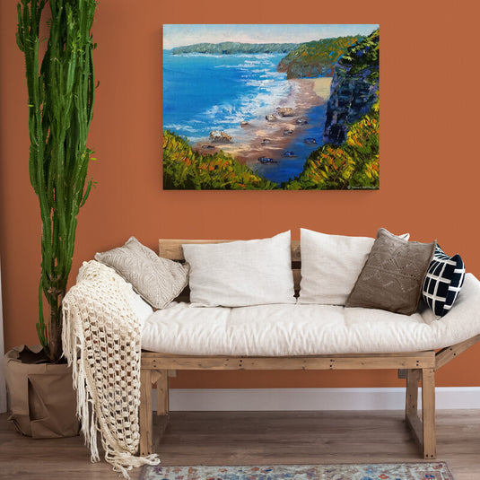 Pintura de una playa vista desde la perspectiva de un acantilado con vegetación"